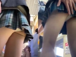横浜市営地下鉄構内でスカート短いJKローアンパンツ隠し撮り