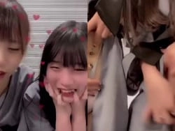 二人組の女子大生がヘソ出ししたらパンツも映ってしまう