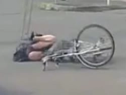 札幌JKが信号無視で車に轢かれてパンツが丸見えになる交通事故