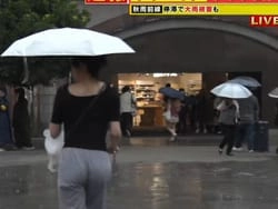 ゴゴスマゲリラ豪雨中継でプルプルお尻割れ目の女性が撮影される